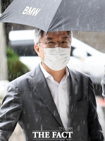 [TF포토] 밝은 표정으로 법정 향하는 최강욱