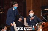 [TF포토] 청문회 잠시 멈추고... '본회의 참석한 이인영'