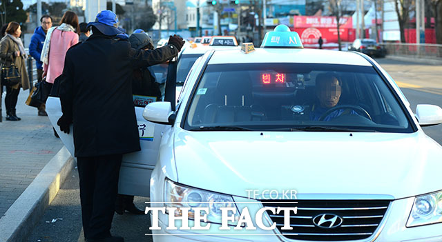 승차거부를 상습적으로 한 택시회사에 대한 운행정지 처분이 적법하다는 법원의 판단이 나왔다. 사진은 기사 내용과 무관함. /이새롬 기자