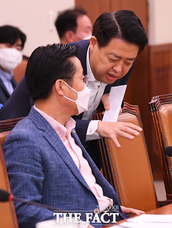 이태규 국민의당 의원(왼쪽)에게 회의 시간 변경을 공지하는 김영호 더불어민주당 간사