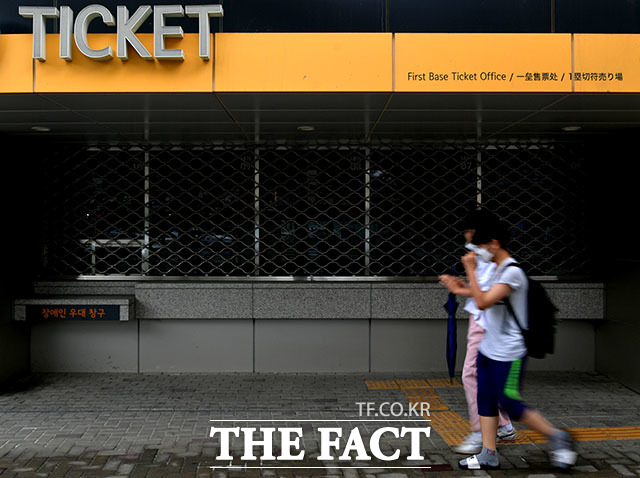 정세균 국무총리는 24일 프로 스포츠 관중 입장 재개 방안에 대해 긍정적인 검토를 하고 있다고 했다. 사진은 서울 구로구 고척스카이돔. /이덕인 기자