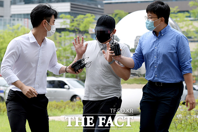 응급환자가 탄 구급차를 막아서 환자를 사망에 이르게 한 택시기사 최 모 씨가 24일 오전 서울 송파구 동부지방법원에서 열리는 영장실질심사에 출석하고 있다. /이선화 기자