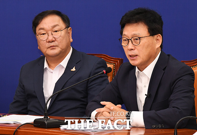 발언하는 박광온 최고위원(오른쪽)