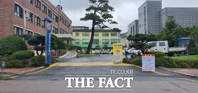 영광군 교육 지원청 앞에서 아들 태한군의 억울한 죽음을 규명해달라며 1인 피켓 시위를 펼치고있는 어머니 김길자씨./광주=박호재 기자