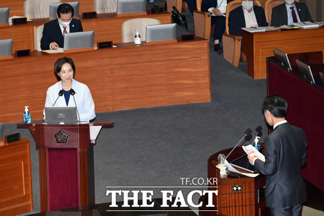 박지원 국정원장 후보자의 학력과 관련한 질의하는 하태경 의원.