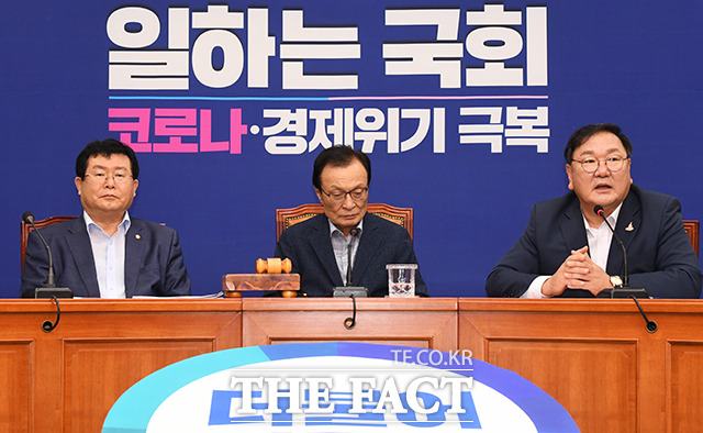 발언하는 김태년 원내대표(오른쪽)