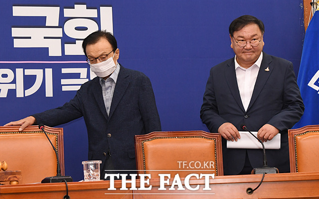 최고위원회의 참석하는 이해찬 대표와 김태년 원내대표