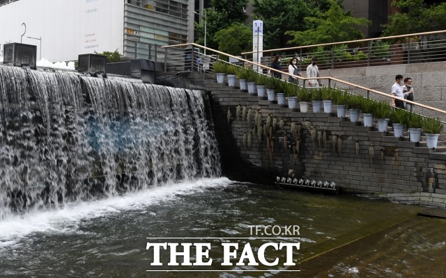 서쪽 지역은 대체로 흐리겠고, 충북과 경상도는 아침까지 비가온 후 흐리겠다. 경북북부동해안과 강원영동은 내일까지 비가 이어지겠다. /더팩트 DB