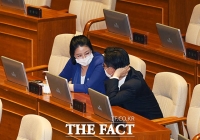 [TF포토] 배현진-박성준, '여야 원내대변인 본회의장 미팅'