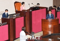 [TF포토] 유은혜 부총리에게 질의하는 박찬대 의원