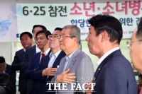 [TF포토] 김종인-주호영, '6·25 참전 소년소녀병을 위해'