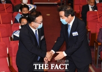 [TF포토] 악수하는 김부겸과 이낙연