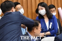 [TF포토] 주먹인사 하는 배현진