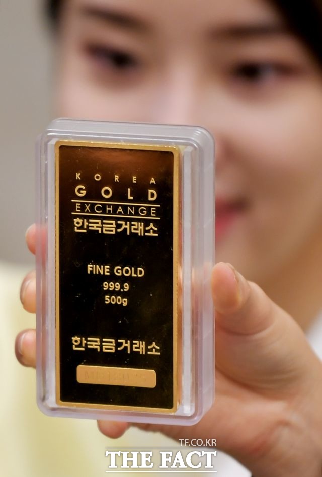 글로벌 경제의 불확실성이 커지자 국제 금값이 9년 만에 사상 최고가를 경신했다. /이덕인 기자