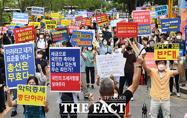 부동산규제정책 반대, 조세저항 촛불집회가 25일 오후 서울 중구 을지로입구역 일대에서 열린 가운데 참가자들이 구호를 외치고 있다. /이동률 기자