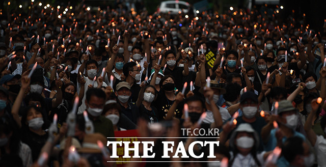부동산규제정책 반대, 조세저항 촛불집회가 25일 오후 서울 중구 을지로입구역 일대에서 열린 가운데 참가자들이 촛불을 들고 구호를 외치고 있다. /이동률 기자