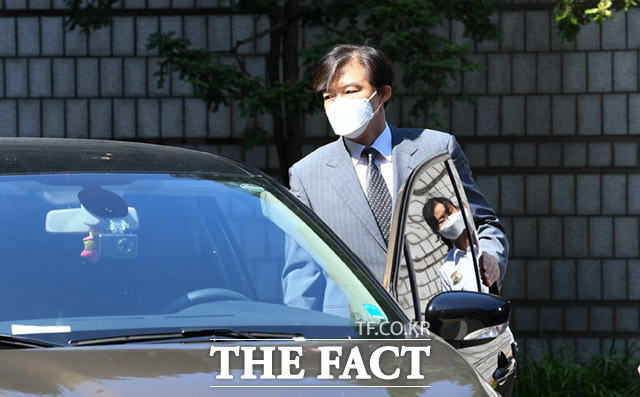 26일 조국 전 장관 변호인단에 따르면 경남 양산경찰서는 24일 일베 회원 4명에게 모욕죄를 적용해 기소 의견으로 울산지검에 넘겼다./임세준 기자