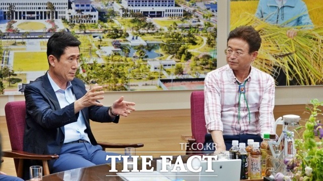 「의과대학 정원 확대 추진방안」에 대해 경북도와 포항시는 강한 우려를 표시하며, 정부의 공정한 기회부여를 촉구했다. 사진은 이철우 경북도지사(오른쪽)와 이강덕 포항시장이 당면 현안에 대해 의견을 나누고 있는 모습./포항시 제공