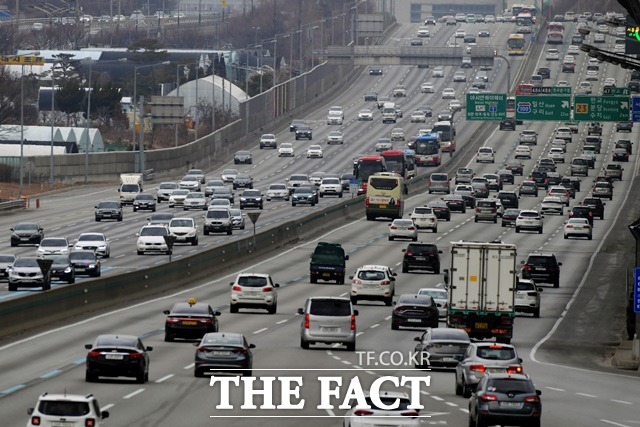 중복인 26일 전국 고속도로는 일부에서 차량 흐름이 더딘 흐름을 보이고 있다. /더팩트 DB