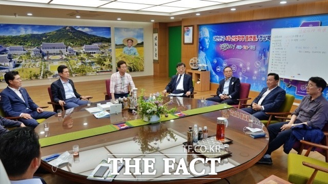 이강덕 포항시장은을 비롯 정해종 포항시의회 의장, 김무환 포스텍 총장, 김재동 포항상공회의소 회장, 공원식 포항지역발전협의회 회장 등이 지난 24일 이철우 경북도지사를 방문해 경북지역 의과대학 설립 등 지역현안 사업을 논의하고 있다./포항시 제공