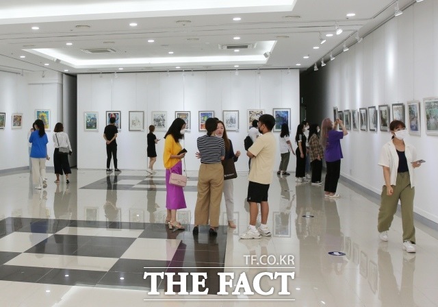 중국, 일본, 한국, 러시아, 몽골 등 동북아 5개국 청소년들의 작품 전시회가 경북도청 소년문화원(포항시 북구 소재)에서 열리고 있다. 사진은 전시회장 모습./NEAR 사무국 제공