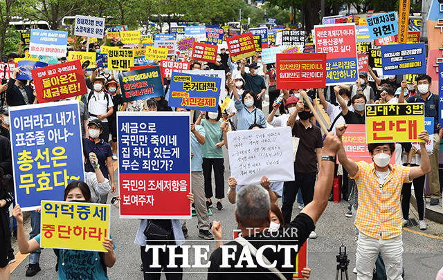 부동산규제정책 반대, 조세저항 촛불집회가 지난 25일 오후 서울 중구 을지로입구역 일대에서 열린 가운데 참가자들이 구호를 외치고 있다. /이동률 기자