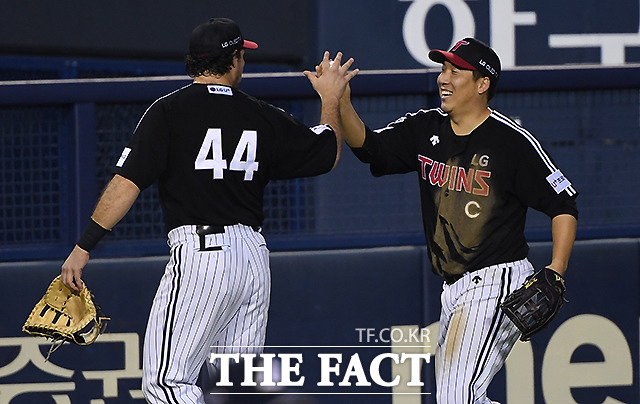 2020프로야구 KBO리그 두산베어스와 LG트윈스의 경기가 26일 오후 서울 잠실야구장에서 열렸다. LG 좌익수 김현수가 7회말 2사 1루에서 김재환의 안타성 타구를 잡고 동료들과 환호하고 있다. /이새롬 기자
