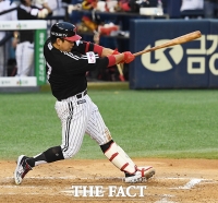 [TF포토] 역전타 날리는 유강남