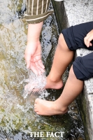 [TF포토] 더위 식혀주는 아버지의 손길