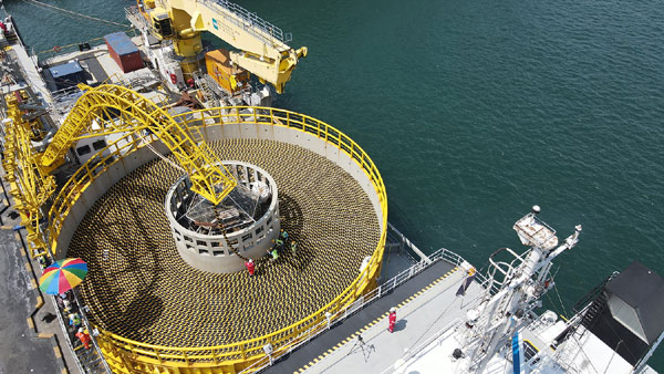 지난달 LS전선의 해저 케이블이 강원도 동해항에서 선적되고 있다. /LS 제공