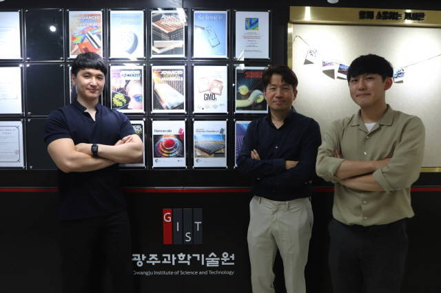 초고속으로 미세한 유해물질을 색변화를 통해 감지하는 컬러센서를 개발한 지스트 연구팀. 사진 왼쪽부터 유영진 박사과정생, 송영민 교수, 고주환 박사과정생./지스트 제공