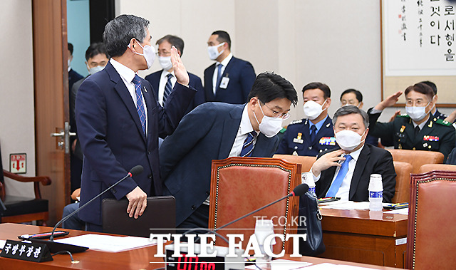 간부들에 손 흔들어 화답하는 정 장관