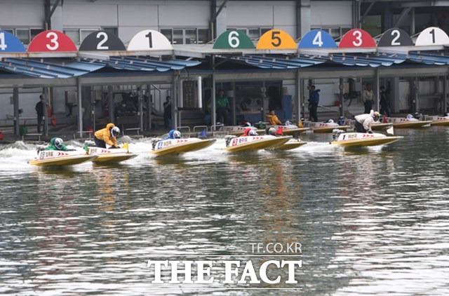 신규 제작된 2020년형 경정 모터보트 성능 테스트가 이루어지고 있는 22일 시범경주 장면./기금조성총괄본부 제공