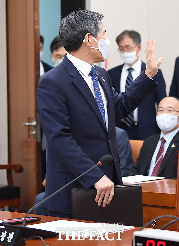 정 장관의 반가운 손인사