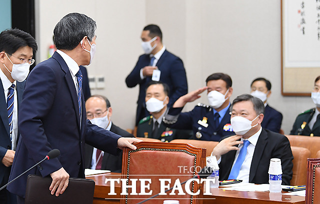 정 장관이 들어서자 거수경례하는 국방부 간부들