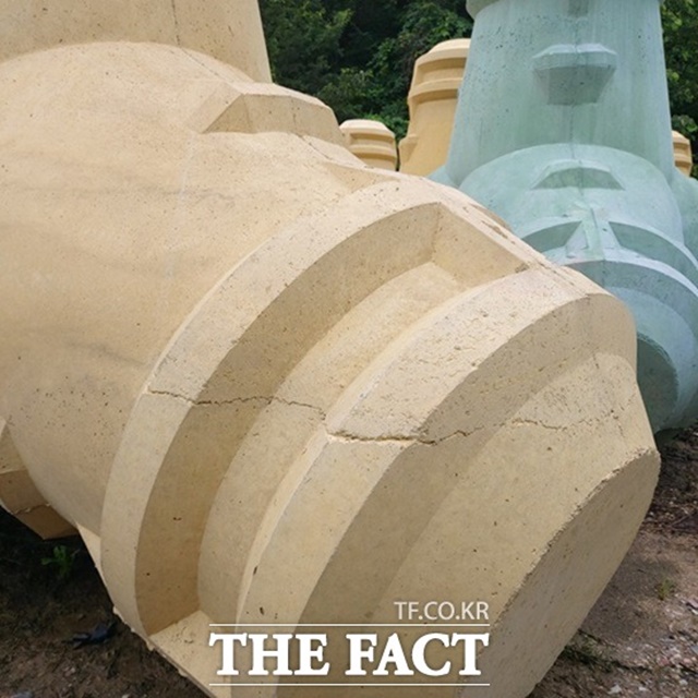 경북 영덕군 축산면 석리항 노후 접안시설인 방파제, 물양장, 계류시설 등을 정비하는 포항소재 한국해양산업(주) 작업현장도 개발행위 허가를 받지 않고 이를 제작 제작해오다 영덕군으로부터 이전 명령을 받았다.사진은 사진은 검수도 하기전 깨어져 버린 TTP가 공사현장에 널려 있다./영덕=오주섭기자