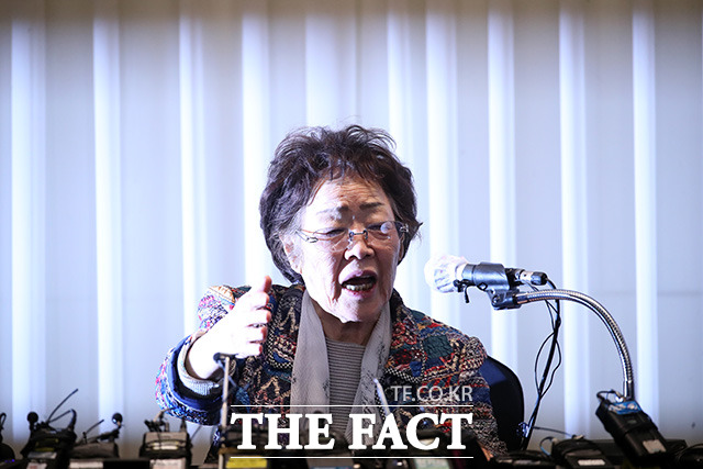 정의기억연대 기부금 의혹을 폭로한 일본군 위안부 피해자 이용수 할머니가 지난 5월 25일 오후 대구 인터불고 호텔에서 윤미향 당선인과 관련해 기자회견을 갖고 있는 모습. /임영무 기자