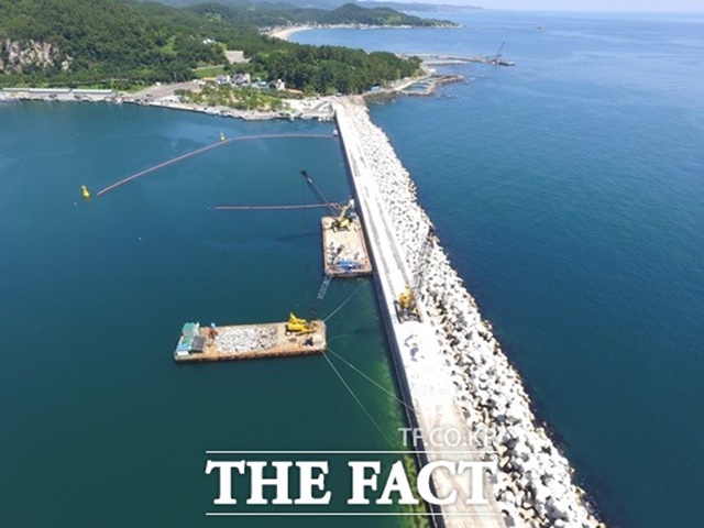 해양수산부 포항지방해양수산청이 발주한 경북 포항시 남구 양포항 보강공사에 시공되는 파도를 막아주는 방파제 블록 TTP(Tetrapod) 일명 삼발이 제조 현장이 불법으로 블록을 제작해 오다 포항시에 원상복구 명령을 받았다.사진은 양포항 보강공사 현장/포항=오주섭기자
