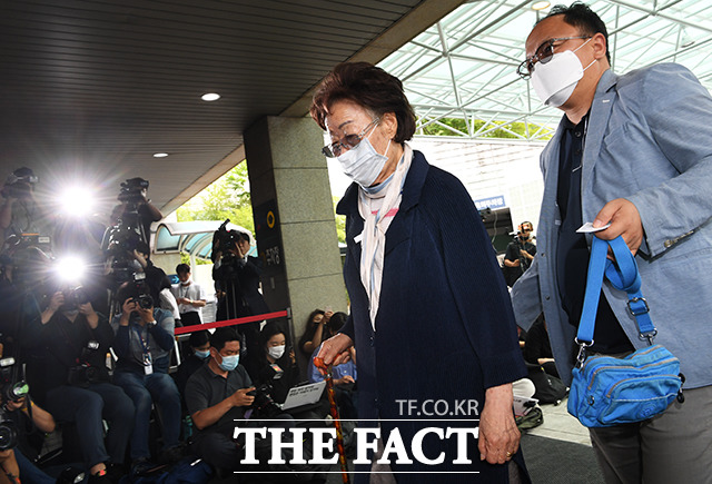 서울 마포경찰서는 25일 일본군 위안부 피해자 이용수 할머니에 대해 배후설을 주장한 김어준을 소환해 조사 중이다. /배정한 기자