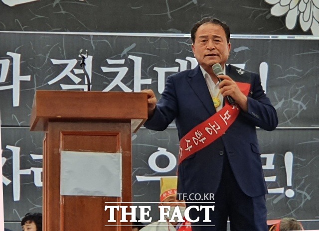 군위군 통합신공항 추진위원회 주관으로 27일 오후 2시 군위시장에서 열린 ‘우보공항 사수를 위한 범군민 결의대회’에 참석한 김영만 군위군수가 주민들의 뜻에 따라 우보공항 사수를 위해 모든 노력을 다 하겠다고 밝히고 있다./군위=김달년기자