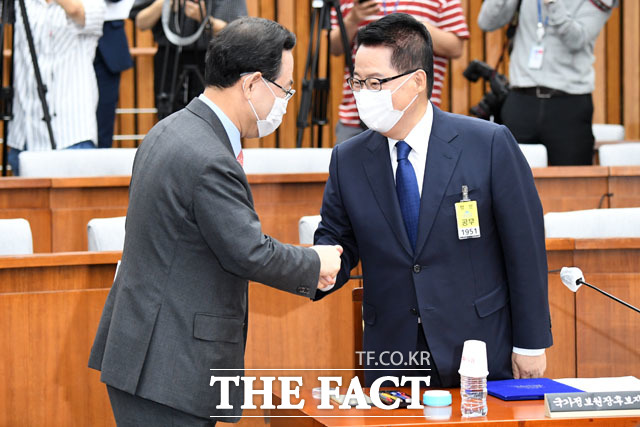 박지원 후보자 찾아가 인사하는 주호영 미래통합당 원내대표(왼쪽).