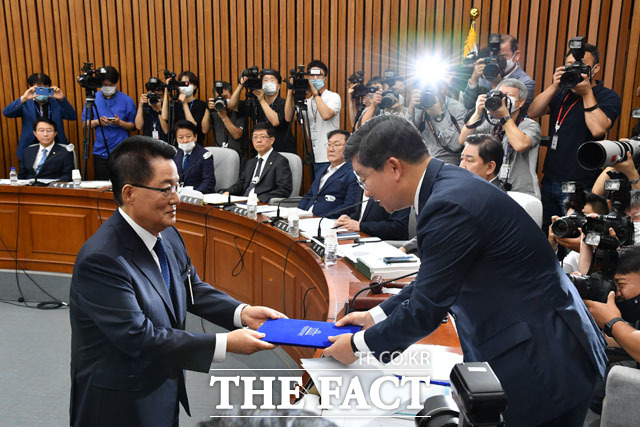 박 후보자가 전해철 정보위원장에게 선서문을 제출하고 있다.