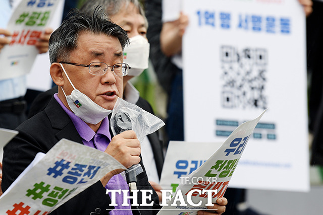 한반도 평화선언 낭독하는 신현수 한국작가협회 사무총장