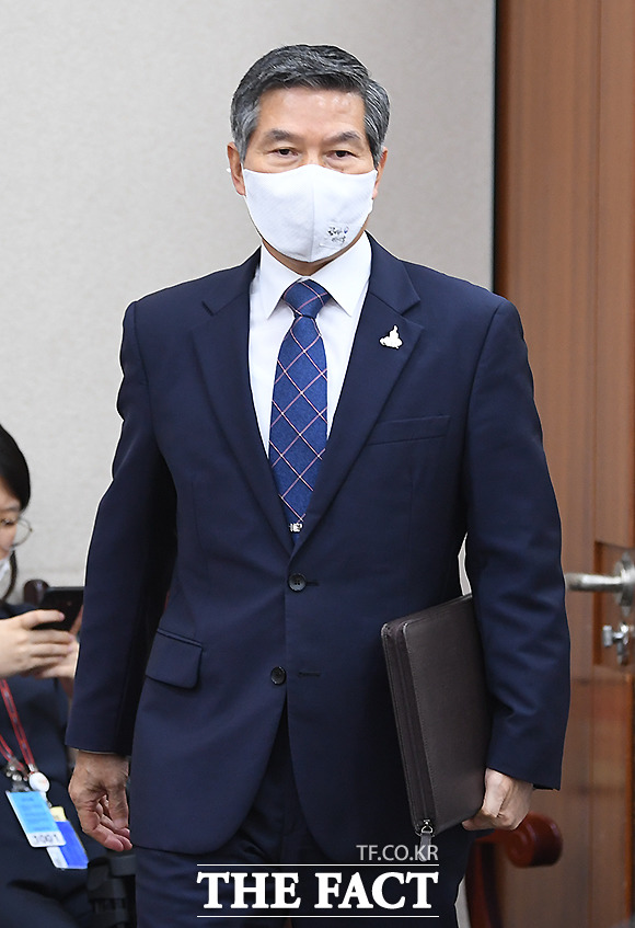 법제사법위원회 전체회의에 참석하는 정경두 국방부 장관