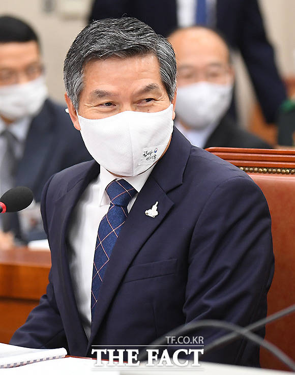 웃으며 인사하는 정 장관