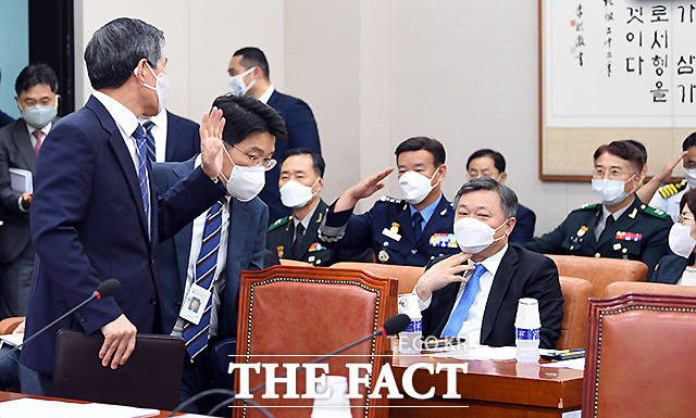 정경두 국방부 장관이 27일 오후 서울 여의도 국회에서 열린 법제사법위원회 전체회의에 참석해 거수경례하는 간부들에 손을 들어 인사하고 있다. /국회=이새롬 기자