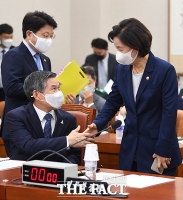 [TF포토] 악수하는 정경두-추미애