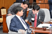 [TF포토] 대화 나누는 전해철 정보위원장과 김병기-하태경 간사