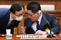 [TF포토] 박지원, '질의 해결책은?'