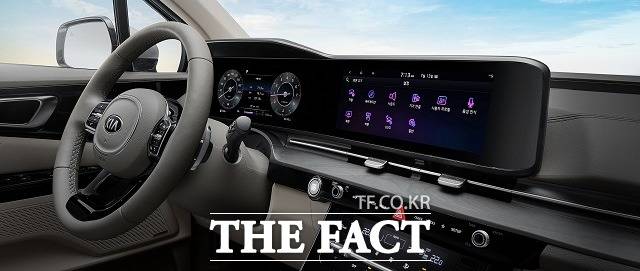 신형 카니발 운전석에는 첨단 감성의 12.3인치 클러스터와 12.3인치 내비게이션이 통합된 형태의 파노라마 디스플레이를 적용해 시인성과 편의성이 대폭 개선됐다. /기아차 제공